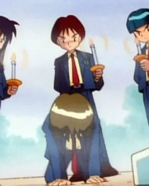 Quatro jovens de anime em ternos azuis. Três seguram velas acesas, um está ajoelhado. Céu claro. Atmosfera séria.