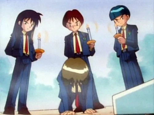 Quatro jovens de anime em ternos azuis. Três seguram velas acesas, um está ajoelhado. Céu claro. Atmosfera séria.
