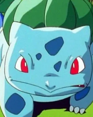 Criatura azul-claro com bulbo verde e olhos vermelhos intensos, expressão brava, em campo verde. Outra criatura azul atrás.