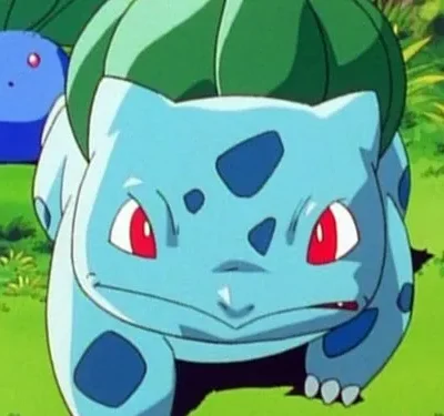 Criatura azul-claro com bulbo verde e olhos vermelhos intensos, expressão brava, em campo verde. Outra criatura azul atrás.