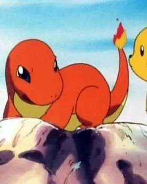 Criatura laranja com cauda de fogo e criatura amarela com bochechas vermelhas sobre rochas, céu azul ao fundo. Clima amigável.