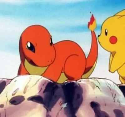 Criatura laranja com cauda de fogo e criatura amarela com bochechas vermelhas sobre rochas, céu azul ao fundo. Clima amigável.