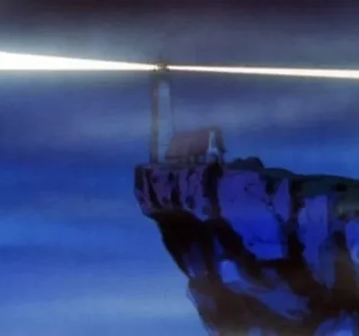 Farol em penhasco com feixe de luz brilhante, ao lado de uma casa, sob céu azul escuro. Cena noturna e misteriosa.