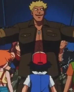 Homem loiro musculoso com camisa aberta e braços estendidos encara três jovens de costas em um ambiente escuro. Clima de confronto.