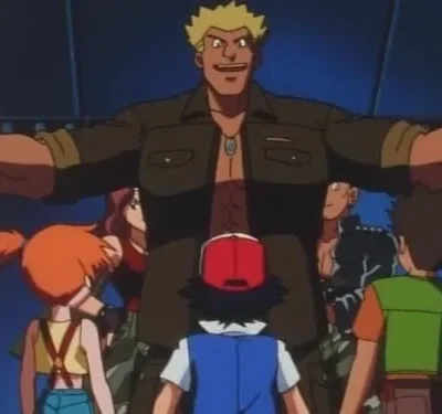 Homem loiro musculoso com camisa aberta e braços estendidos encara três jovens de costas em um ambiente escuro. Clima de confronto.