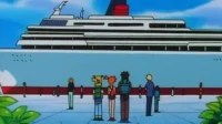 Grupo de jovens de anime, incluindo um com orelhas amarelas e mochilas, em um cais olhando um enorme navio de cruzeiro branco.