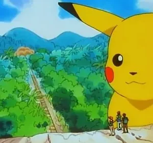 Criatura amarela gigante com bochechas vermelhas olha 3 humanos minúsculos. Floresta tropical, trilhos, montanhas. Aventura fantástica.