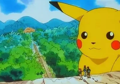 Criatura amarela gigante com bochechas vermelhas olha 3 humanos minúsculos. Floresta tropical, trilhos, montanhas. Aventura fantástica.