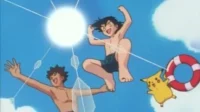Dois jovens sem camisa e uma criatura amarela com um flutuador pulam felizes no céu azul ensolarado com nuvens. Clima de verão alegre.