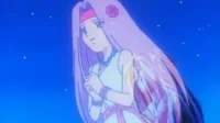 Mulher anime de cabelo rosa longo, tiara e flor no cabelo, com mãos juntas. Ela sorri suavemente sob um céu noturno estrelado.
