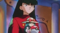 Mulher de anime com cabelo escuro e jaqueta vermelha, expressão séria, segurando uma boneca com chapéu e uma esfera vermelha e branca. Fundo escuro.