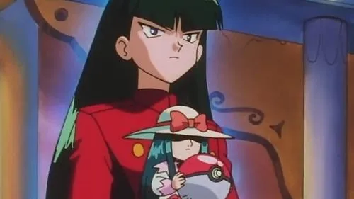 Mulher de anime com cabelo escuro e jaqueta vermelha, expressão séria, segurando uma boneca com chapéu e uma esfera vermelha e branca. Fundo escuro.