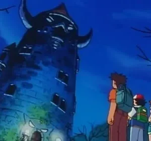 Três pessoas olham uma torre escura e assustadora, com chifres e olhos brilhantes, à noite. Árvores secas sob o céu azul.