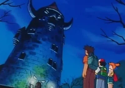 Três pessoas olham uma torre escura e assustadora, com chifres e olhos brilhantes, à noite. Árvores secas sob o céu azul.