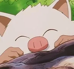 Close-up de um animal branco e fofo com focinho rosa dormindo em um tronco. Folhagem verde desfocada ao fundo cria clima pacífico.