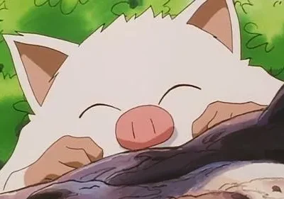 Close-up de um animal branco e fofo com focinho rosa dormindo em um tronco. Folhagem verde desfocada ao fundo cria clima pacífico.