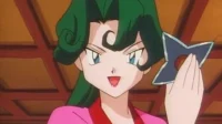 Mulher anime de cabelo verde e kimono rosa sorri maliciosamente, segurando um shuriken azul. Fundo japonês.