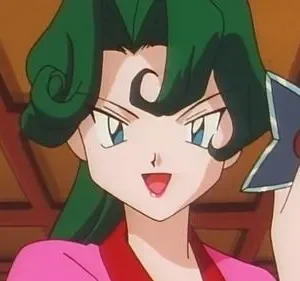 Mulher anime de cabelo verde e kimono rosa sorri maliciosamente, segurando um shuriken azul. Fundo japonês.