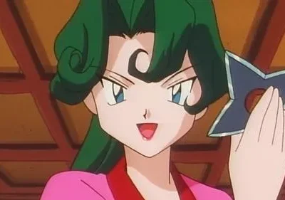 Mulher anime de cabelo verde e kimono rosa sorri maliciosamente, segurando um shuriken azul. Fundo japonês.