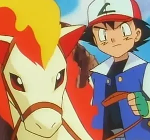 Menino de boné e colete azul, com olhar determinado, ao lado de cavalo com crina flamejante. Cenário exterior com céu azul.