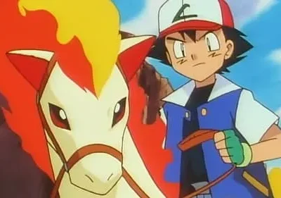 Menino de boné e colete azul, com olhar determinado, ao lado de cavalo com crina flamejante. Cenário exterior com céu azul.