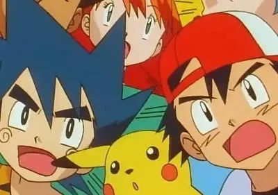 Dois jovens, um de boné vermelho, e uma criatura amarela, com outros personagens ao fundo, olham chocados e surpresos.