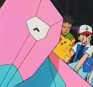 Uma criatura geométrica rosa e azul predomina. Três jovens e um pequeno monstro amarelo espreitam, parecendo assustados, em um ambiente escuro.