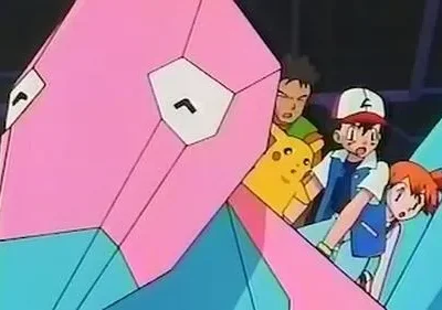 Uma criatura geométrica rosa e azul predomina. Três jovens e um pequeno monstro amarelo espreitam, parecendo assustados, em um ambiente escuro.