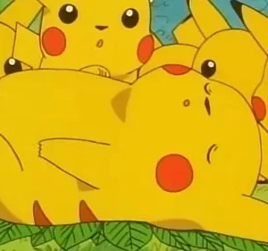 Um rato amarelo deitado em folhas verdes. Vários outros ratos amarelos, com bochechas vermelhas, o observam com expressões de surpresa.