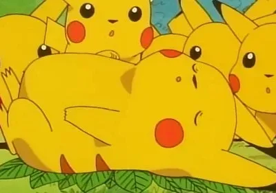 Um rato amarelo deitado em folhas verdes. Vários outros ratos amarelos, com bochechas vermelhas, o observam com expressões de surpresa.