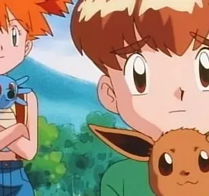 Desenho animado: Uma garota ruiva sorri com criatura azul. Um garoto de cabelo castanho com criatura marrom parece sério. Fundo natural.