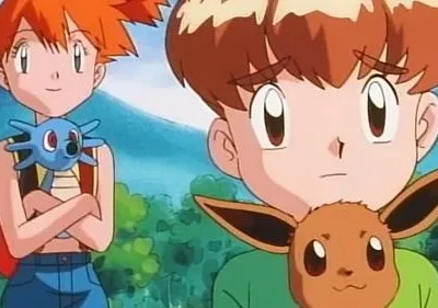 Desenho animado: Uma garota ruiva sorri com criatura azul. Um garoto de cabelo castanho com criatura marrom parece sério. Fundo natural.