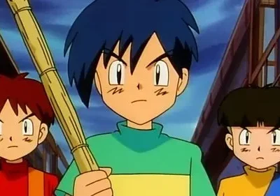 Três jovens de anime com expressões sérias em uma rua urbana. O central segura um bastão de bambu. Ambiente de determinação.