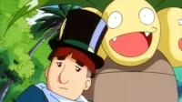 Um homem de cartola com semblante sério e criatura amarela sorridente com presas, em selva.