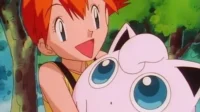 Garota anime de cabelo laranja e sorriso vibrante abraça criatura rosa de olhos grandes. Fundo florestal, clima amigável.