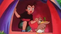 Um menino sorridente e um pato com alho-poró, de expressão séria, espreitam de uma barraca colorida. Clima de aventura.