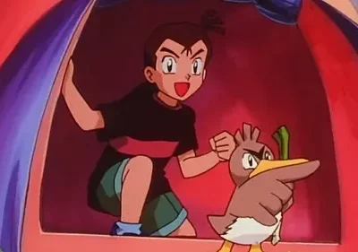 Um menino sorridente e um pato com alho-poró, de expressão séria, espreitam de uma barraca colorida. Clima de aventura.