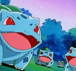 Múltiplas criaturas azuis, com bulbo verde e olhos vermelhos, sorriem em um campo gramado. Fundo com árvores escuras e céu estrelado.