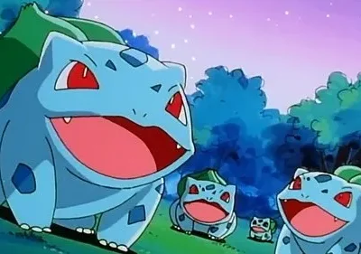 Múltiplas criaturas azuis, com bulbo verde e olhos vermelhos, sorriem em um campo gramado. Fundo com árvores escuras e céu estrelado.