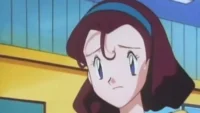 Garota anime com cabelo castanho e faixa azul, expressando tristeza ou preocupação, com uma gota de suor na bochecha. Fundo desfocado em amarelo e azul.