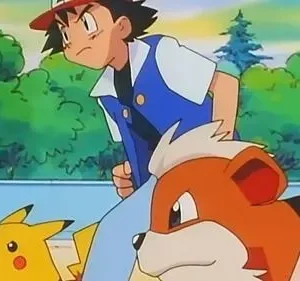 Jovem de boné, criatura amarela e cão laranja olham atentos para a esquerda. Fundo com árvores verdes e muro azul.