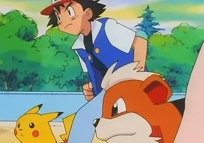 Jovem de boné, criatura amarela e cão laranja olham atentos para a esquerda. Fundo com árvores verdes e muro azul.