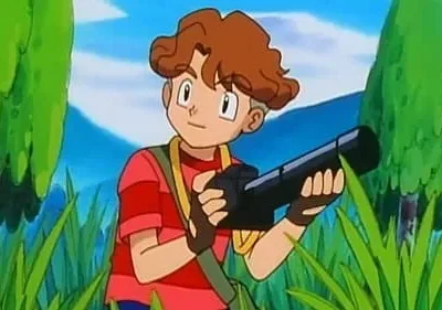 Jovem de anime com cabelo castanho e camisa vermelha segura uma câmera com lente longa. Ele está na floresta entre árvores e grama.