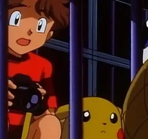 Criança com câmera atrás das grades olha surpresa para um monstro amarelo e um gigante marrom. Cena escura e tensa.