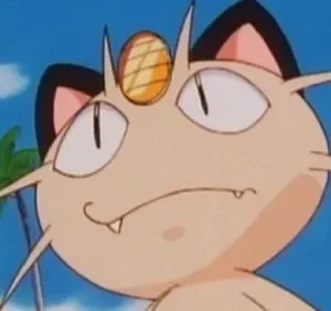 Close-up de um gato animado bege com uma moeda dourada na testa, expressão séria, em um cenário tropical com palmeiras.