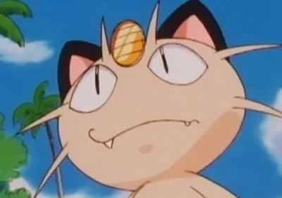 Close-up de um gato animado bege com uma moeda dourada na testa, expressão séria, em um cenário tropical com palmeiras.