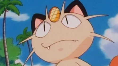 Close-up de um gato animado bege com uma moeda dourada na testa, expressão séria, em um cenário tropical com palmeiras.