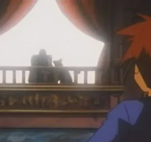 Um jovem de cabelo ruivo espetado, de costas, observa duas silhuetas misteriosas num balcão muito iluminado. Cenário interno escuro.