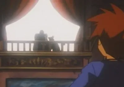 Um jovem de cabelo ruivo espetado, de costas, observa duas silhuetas misteriosas num balcão muito iluminado. Cenário interno escuro.