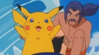 Pikachu feliz e um homem musculoso de bigode roxo surfando em uma onda azul. Clima de aventura e diversão.